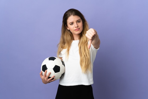 Joven rubia jugador de fútbol mujer aislada mostrando el pulgar hacia abajo con expresión negativa