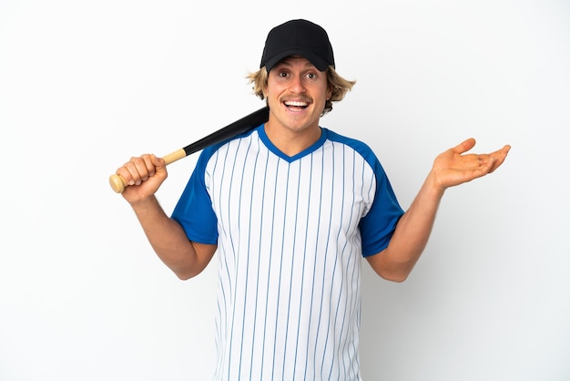 Joven rubia jugando béisbol aislado