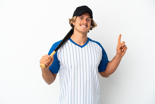 Joven rubia jugando béisbol aislado