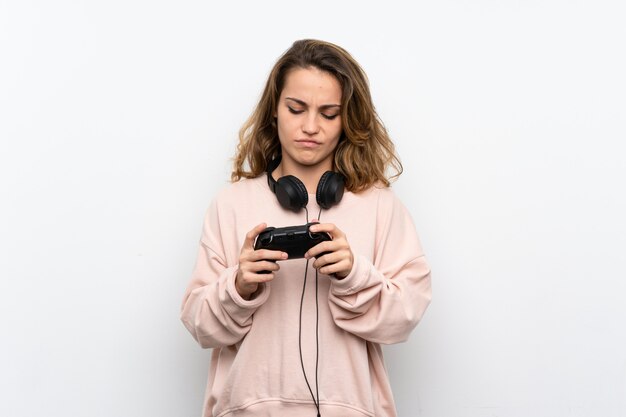 Joven rubia jugando en videojuegos