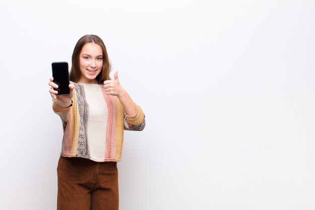 Joven rubia linda chica sosteniendo un teléfono inteligente