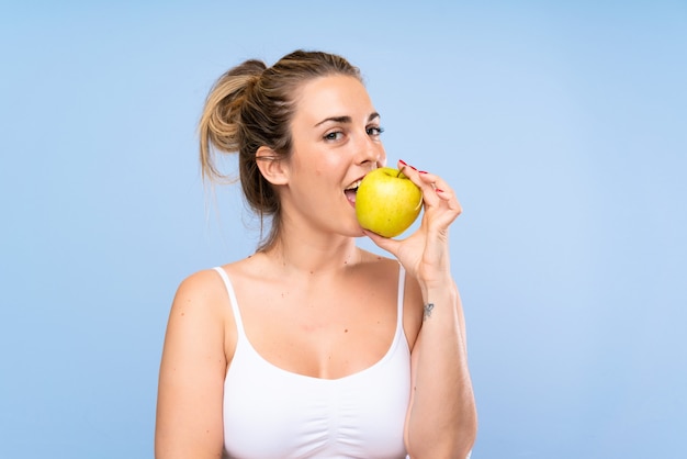 Joven rubia con una manzana