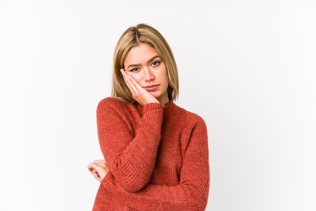 Joven rubia mujer caucásica aburrida, fatigada y necesita un día de relax.