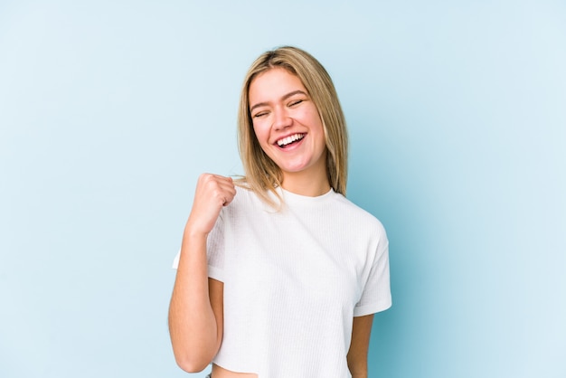 Joven rubia mujer caucásica aislada celebrando una victoria, pasión y entusiasmo, feliz expresión.