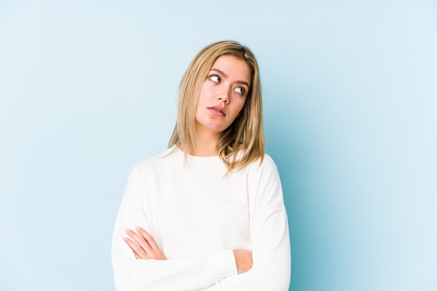 Joven rubia mujer caucásica cansada de una tarea repetitiva.