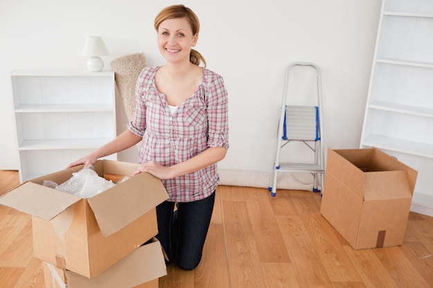 Foto joven rubia mujer preparándose para mover la casa