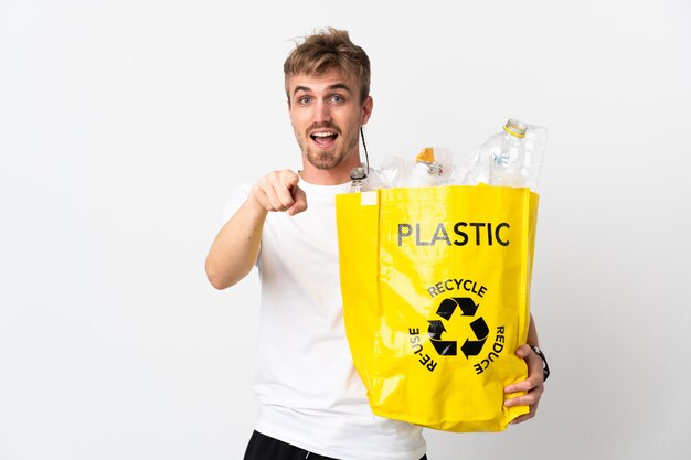 Joven rubia sosteniendo una bolsa de reciclaje llena de papel para reciclar aislado