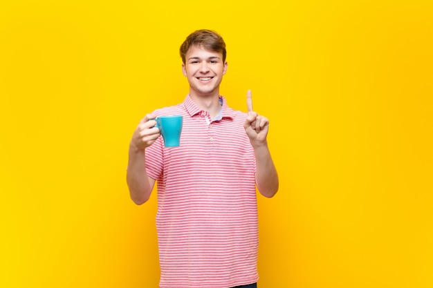 Joven rubia con una taza de café