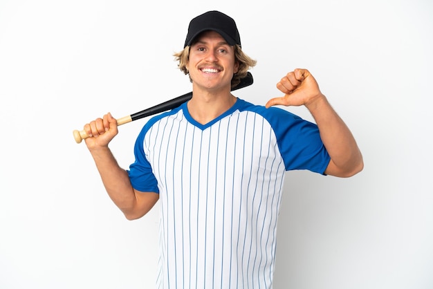 Joven rubio aislado en la pared blanca jugando béisbol y orgulloso