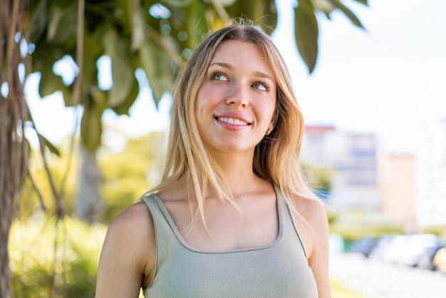 joven, rubio, mujer, en, aire libre, retrato