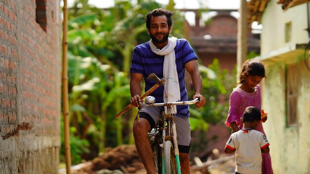 Joven rural en ciclo