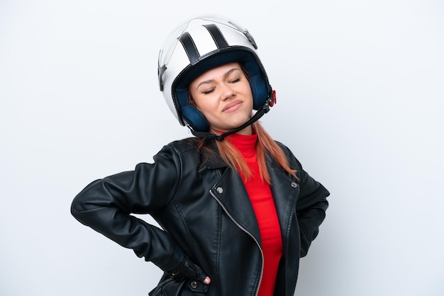 Joven rusa con casco de motocicleta aislada de fondo blanco que sufre de dolor de espalda por haber hecho un esfuerzo