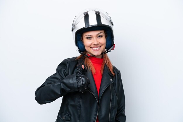 Joven rusa con un casco de motocicleta aislado de fondo blanco dando un gesto de pulgar hacia arriba