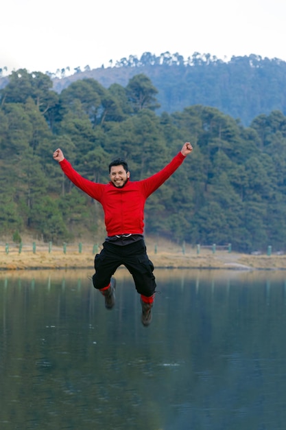 Joven saltando al lago