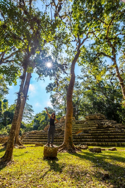 Un joven saludando en los templos de Copán Ruinas