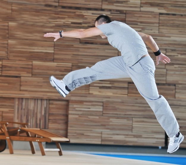 un joven sano ejercicio físico recreación y yoga interior