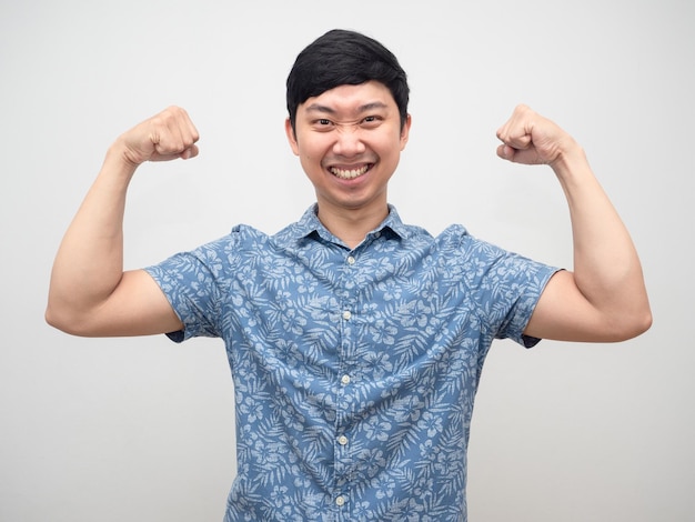 Joven sano mostrando felicidad muscular sonriendo aislado