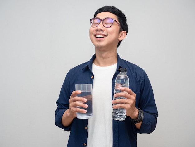 Un joven sano se siente fresco después de beber agua aislado