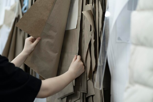 joven sastre trabajando en el taller haciendo ropa nueva