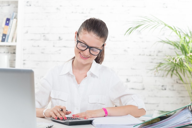 Joven secretaria trabajando en su oficina