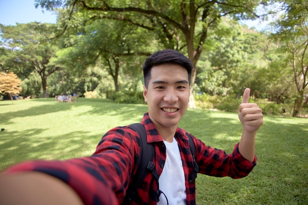 Foto un joven un selfie durante un paseo por la naturaleza.