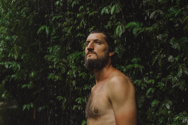 joven en la selva Bali Indonesia