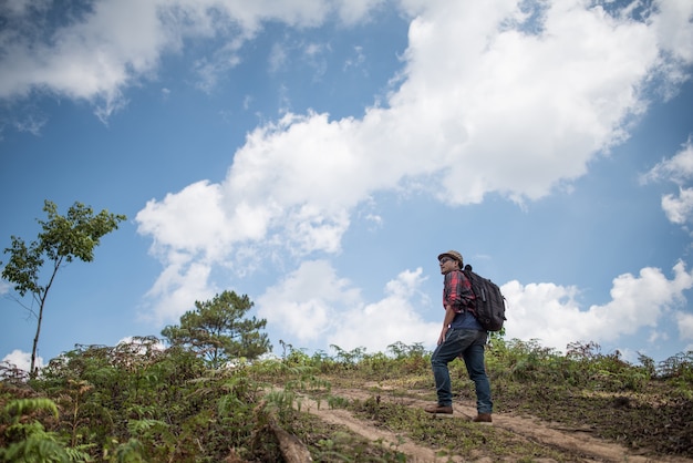 Joven senderismo en el bosque