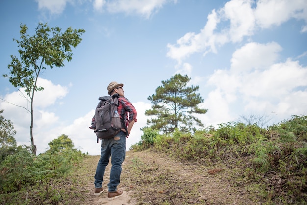 Joven senderismo en el bosque