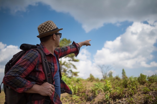 Joven senderismo en el bosque