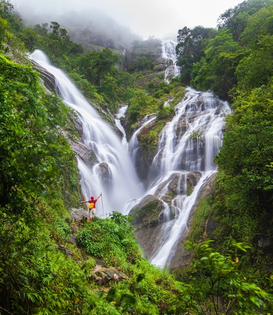 Joven, senderismo cerca de la cascada