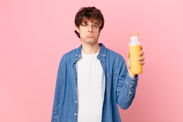 joven con una sensación de batido triste y quejumbroso con una mirada infeliz y llorando