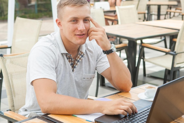 Joven sentado en el café