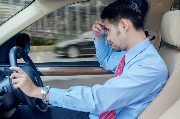 Foto joven sentado en el coche