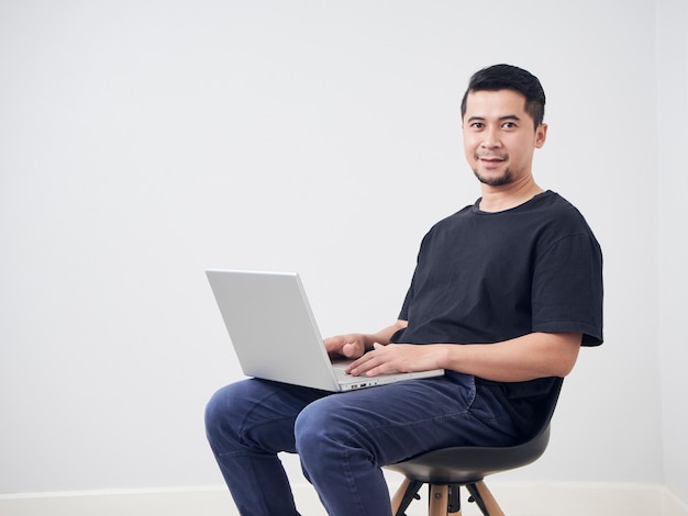 Joven sentado trabajo con laptop