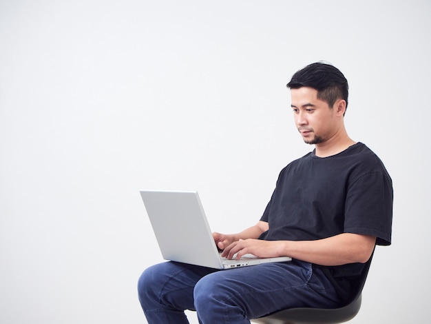 Joven sentado trabajo con laptop