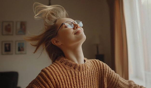 Una joven serena disfrutando de un momento de paz en el interior