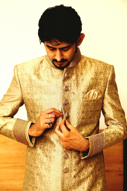 Foto un joven con un sherwani en casa