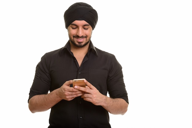 Joven sij indio feliz mediante teléfono móvil