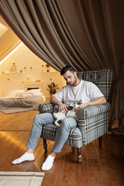 Joven en la silla con gato