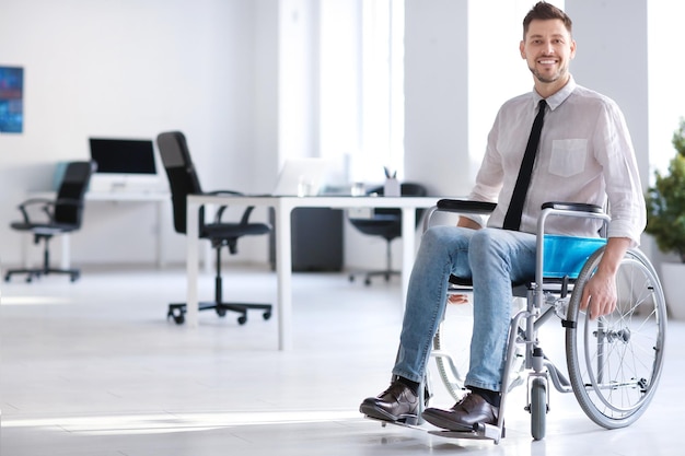 Joven en silla de ruedas en el lugar de trabajo