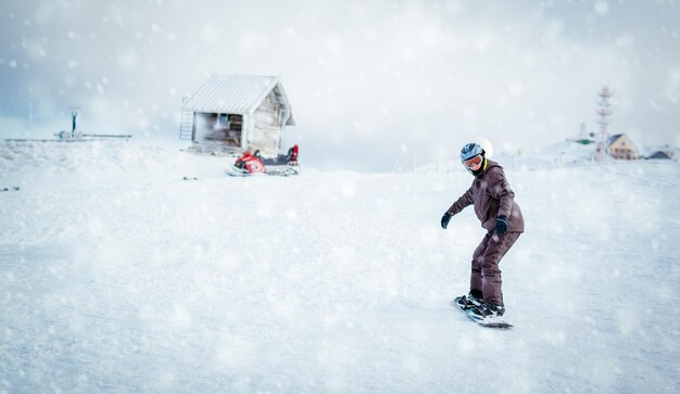 Joven con snowboard disfrutando de un día de invierno.