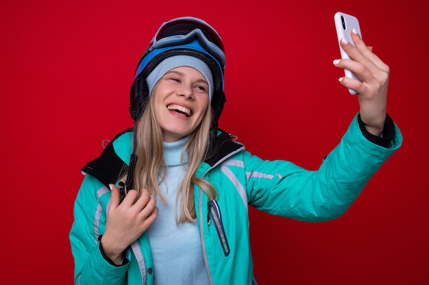 Joven snowboarder toma un selfie