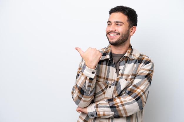 Joven sobre fondo aislado