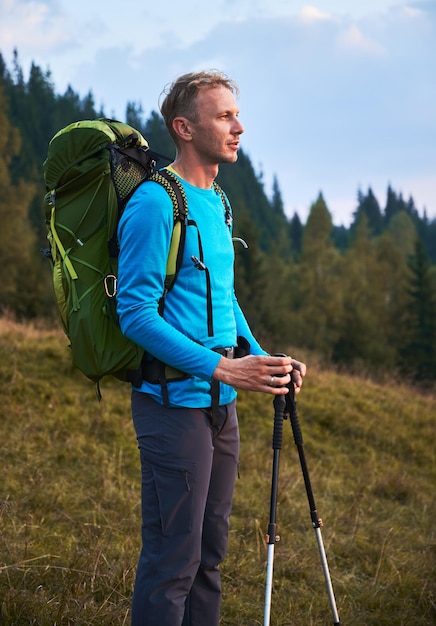 Joven solitario caminando con mochila al aire libre