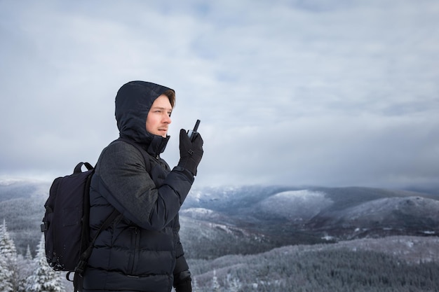 Foto joven solo en la cima de la montaña durante el invierno