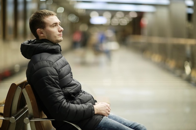 joven solo en una ciudad de invierno