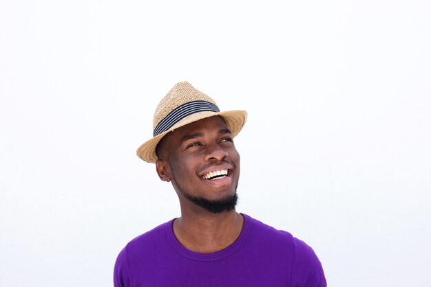 Joven con sombrero mirando a otro lado y sonriendo