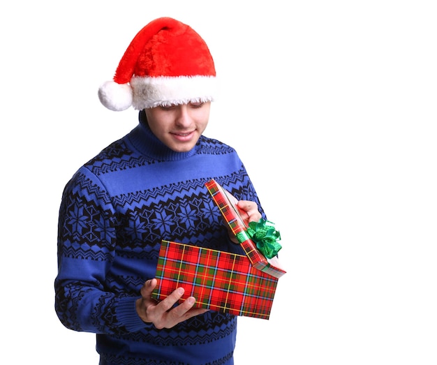 Joven con sombrero rojo de santa con regalo de navidad