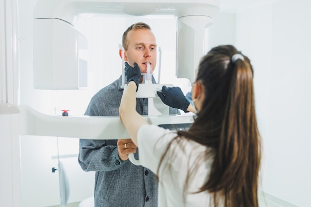 Un joven se sometió a una tomografía computarizada de la mandíbula una imagen circular de la mandíbula en la odontología moderna Escáner panorámico de radiología