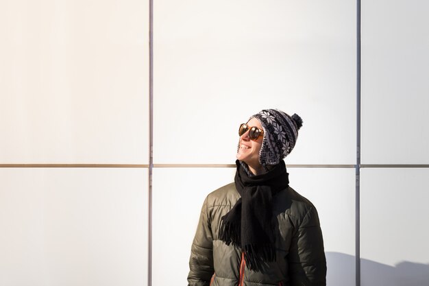 Joven sonriendo al aire libre